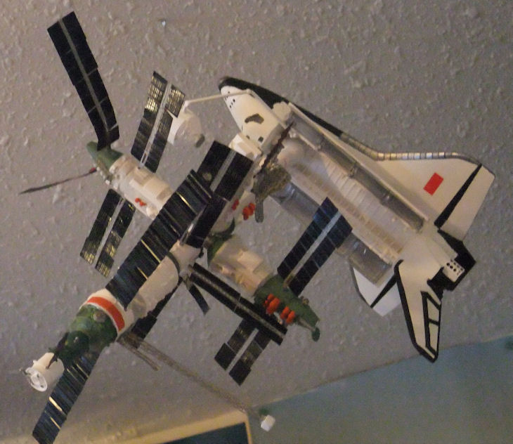 Buran docked to Mir (1/144)